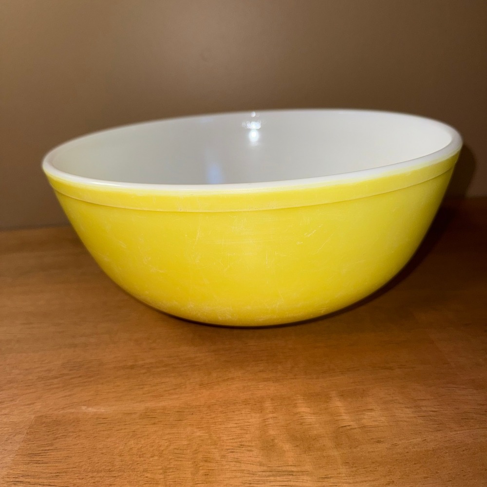 Vintage Pyrex Yellow Mixing Bowl 404 4 Quart Milk Glass Primary Color MCM